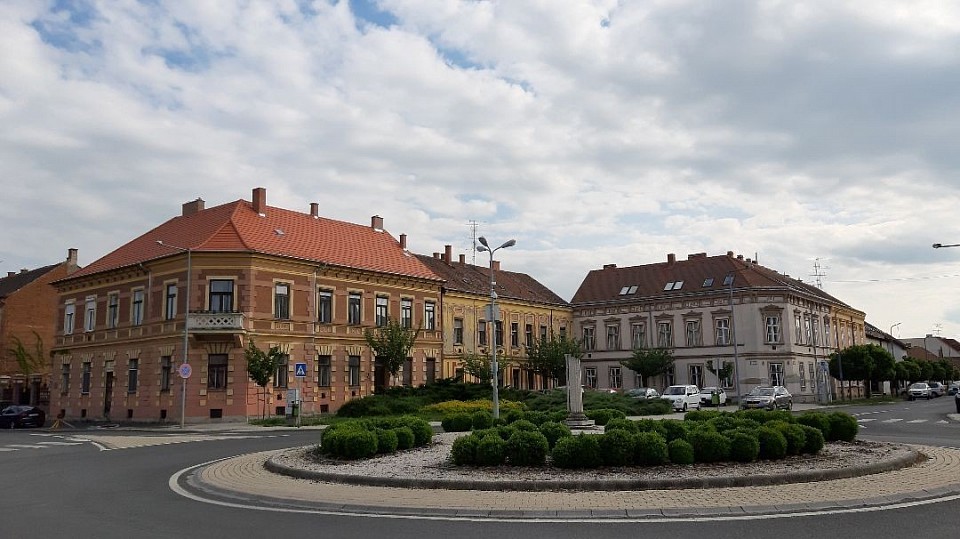 Batthyány tér. Itt található a hangversenyteremként használt, régóta nem működő zsinagóga.