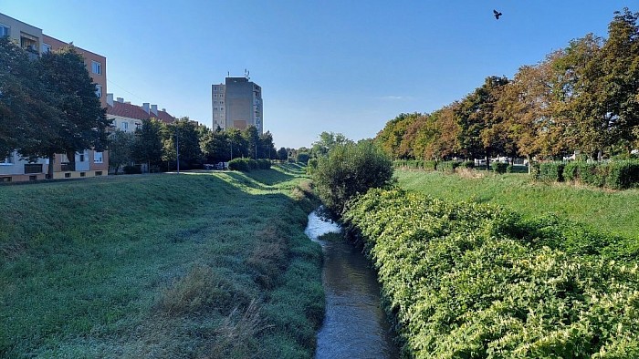 A Perint patak, a Gyöngyössel párhuzamosan, attól nyugatra, folyik át Szombathelyen